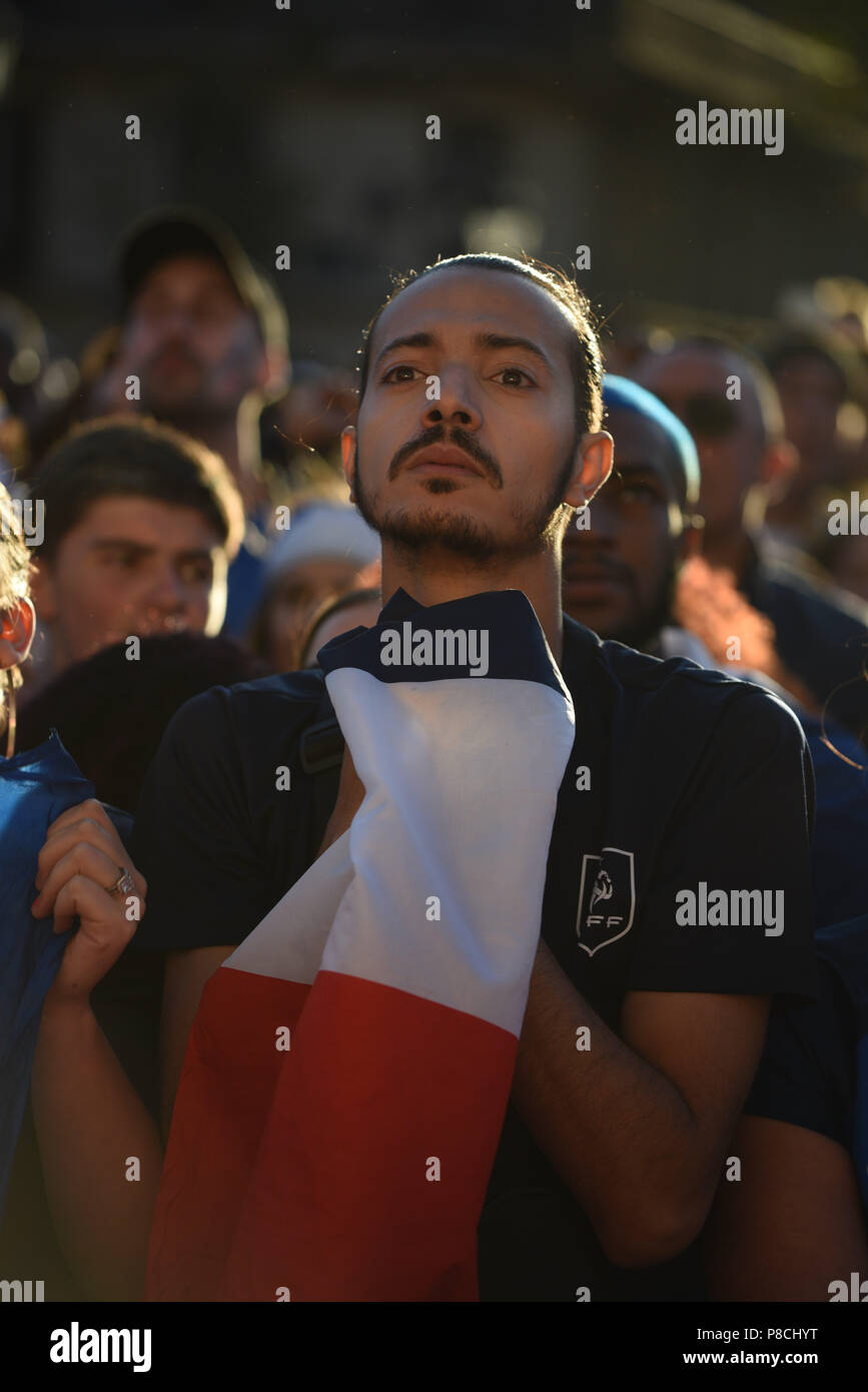 Juli 10, 2018 - Paris, Frankreich: Anhänger der französischen Mannschaft Fußball sammeln im Hotel de Ville das Halbfinale der Fußball-Weltmeisterschaft zwischen Frankreich und Belgien zu beobachten. Des Fans de l'Equipe de France de Football se rassemblent ein Hotel de Ville pour regarder la Demi-Finale de la Coupe du Monde entre la France et la Belgique. *** Frankreich/KEINE VERKÄUFE IN DEN FRANZÖSISCHEN MEDIEN *** Credit: Idealink Fotografie/Alamy leben Nachrichten Stockfoto