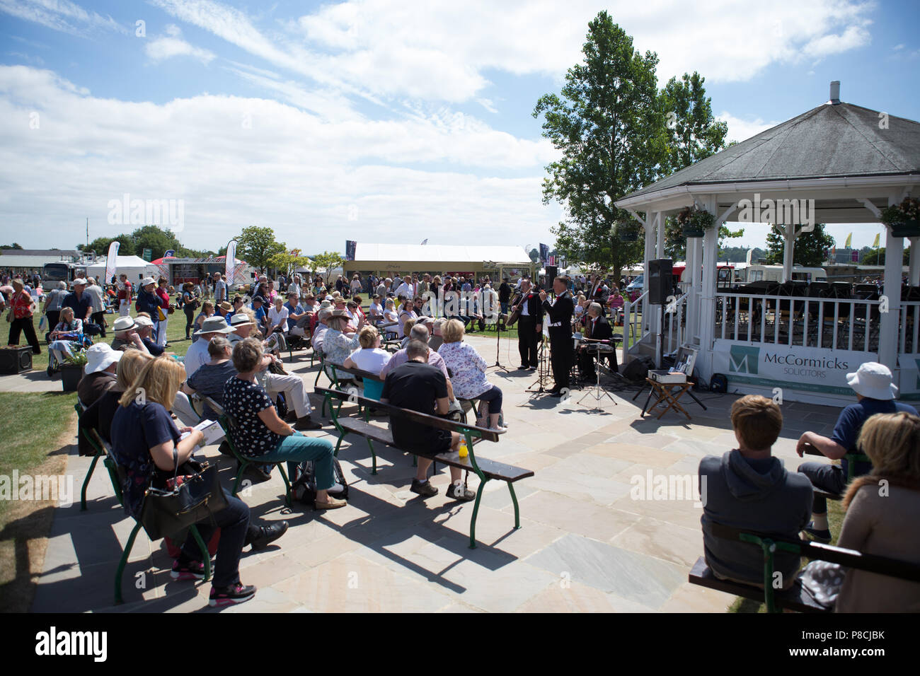 Harrogate, Großbritannien. 10. Juli 2018. Die lokale Bevölkerung während des Großen Yorkshire Tag zeigen 2018 gesehen. Die großen YORKSHIRE zeigen Juli, 2018 Die Große Yorkshire Show ist eine legendäre dreitägige Veranstaltung und eine der größten landwirtschaftlichen Veranstaltungen in der englischen Kalender. Jedes Jahr werden mehr als 130.000 Besucher und über 8.500 Tiere laufen auf der großen Yorkshire Showground in Harrogate zu konkurrieren, Kontakte knüpfen und Feiern. Credit: Rahman Hassani/Alamy leben Nachrichten Stockfoto