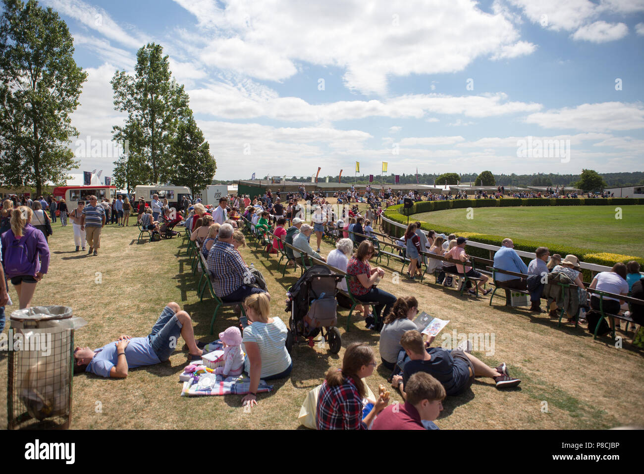 Harrogate, Großbritannien. 10. Juli 2018. Die lokale Bevölkerung während des Großen Yorkshire Tag zeigen 2018 gesehen. Die großen YORKSHIRE zeigen Juli, 2018 Die Große Yorkshire Show ist eine legendäre dreitägige Veranstaltung und eine der größten landwirtschaftlichen Veranstaltungen in der englischen Kalender. Jedes Jahr werden mehr als 130.000 Besucher und über 8.500 Tiere laufen auf der großen Yorkshire Showground in Harrogate zu konkurrieren, Kontakte knüpfen und Feiern. Credit: Rahman Hassani/Alamy leben Nachrichten Stockfoto
