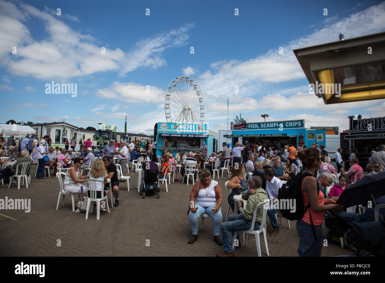 Harrogate, Großbritannien. 10. Juli 2018. Die lokale Bevölkerung während des Großen Yorkshire Tag zeigen 2018 gesehen. Die großen YORKSHIRE zeigen Juli, 2018 Die Große Yorkshire Show ist eine legendäre dreitägige Veranstaltung und eine der größten landwirtschaftlichen Veranstaltungen in der englischen Kalender. Jedes Jahr werden mehr als 130.000 Besucher und über 8.500 Tiere laufen auf der großen Yorkshire Showground in Harrogate zu konkurrieren, Kontakte knüpfen und Feiern. Credit: Rahman Hassani/Alamy leben Nachrichten Stockfoto