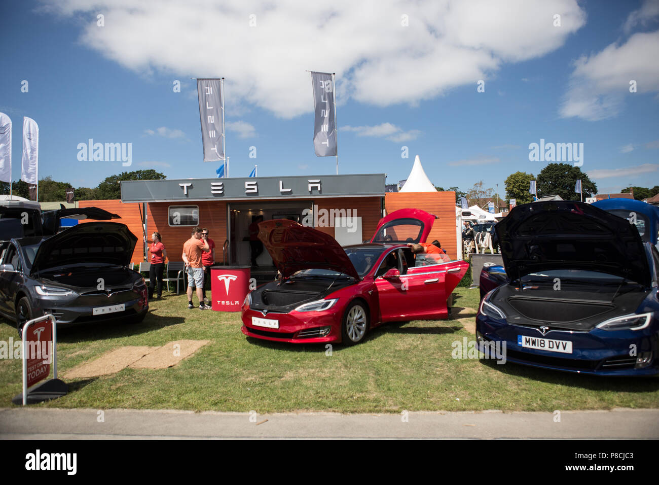 Harrogate, Großbritannien. 10. Juli 2018. Tesla Autos exhibation während des Großen Yorkshire Tag zeigen 2018 gesehen. Die großen YORKSHIRE zeigen Juli, 2018 Die Große Yorkshire Show ist eine legendäre dreitägige Veranstaltung und eine der größten landwirtschaftlichen Veranstaltungen in der englischen Kalender. Jedes Jahr werden mehr als 130.000 Besucher und über 8.500 Tiere laufen auf der großen Yorkshire Showground in Harrogate zu konkurrieren, Kontakte knüpfen und Feiern. Credit: Rahman Hassani/Alamy leben Nachrichten Stockfoto