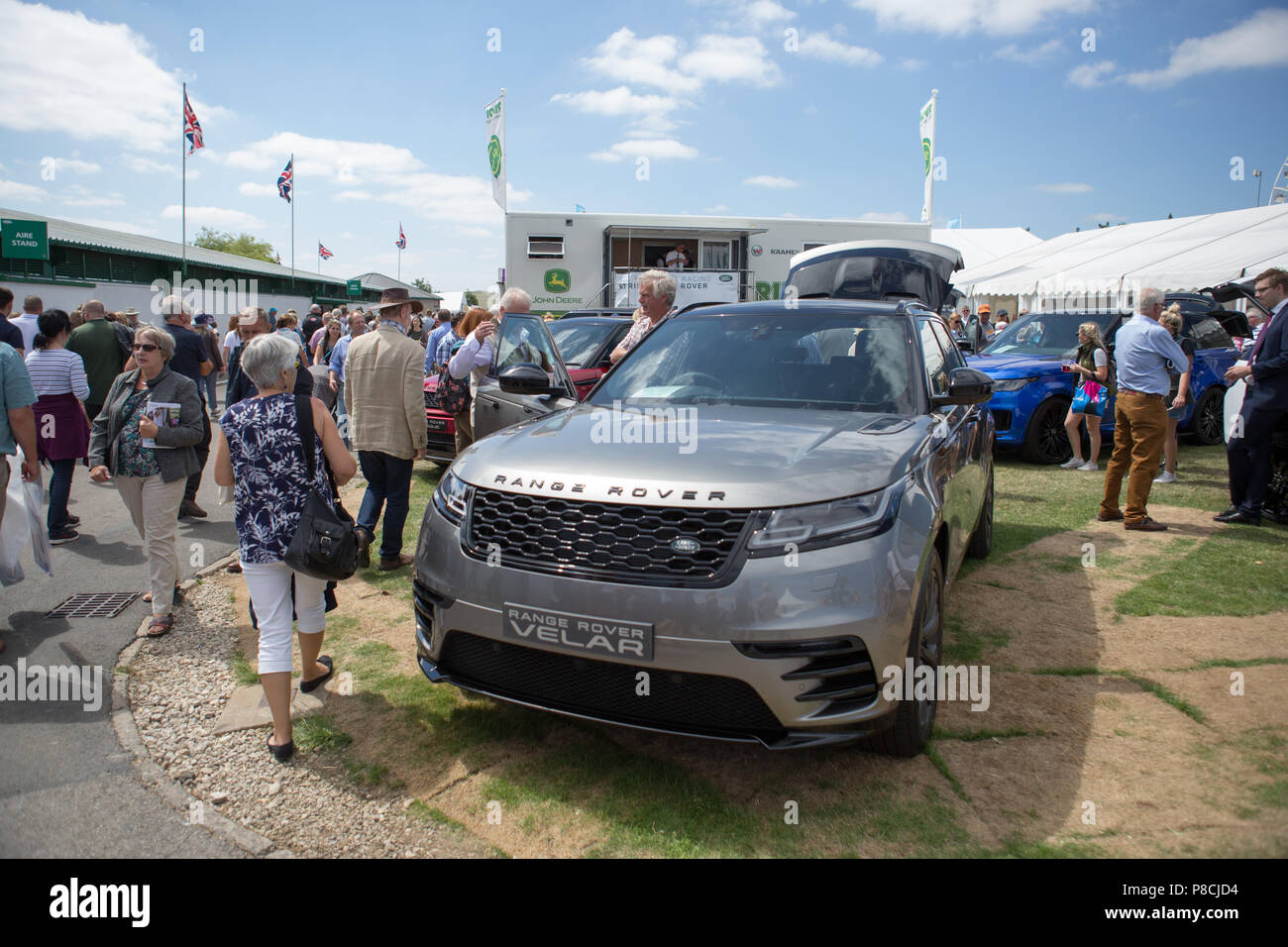 Harrogate, Großbritannien. 10. Juli 2018. Range Rover Ausstellung während des Großen Yorkshire Tag zeigen 2018 gesehen. Die großen YORKSHIRE zeigen Juli, 2018 Die Große Yorkshire Show ist eine legendäre dreitägige Veranstaltung und eine der größten landwirtschaftlichen Veranstaltungen in der englischen Kalender. Jedes Jahr werden mehr als 130.000 Besucher und über 8.500 Tiere laufen auf der großen Yorkshire Showground in Harrogate zu konkurrieren, Kontakte knüpfen und Feiern. Credit: Rahman Hassani/Alamy leben Nachrichten Stockfoto