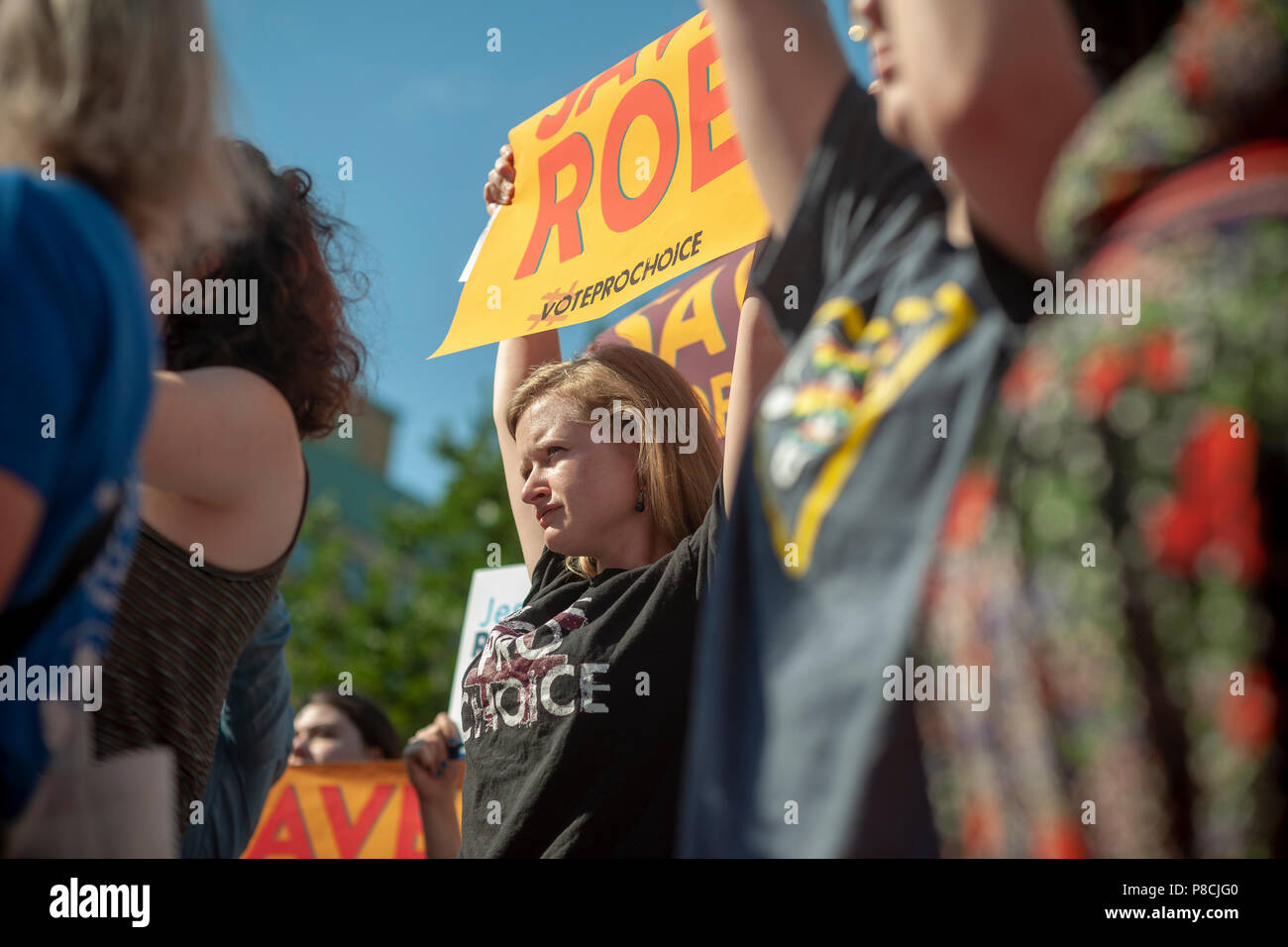 New York, USA. 10. Juli 2018. Pro-choice-Aktivisten versammeln sich in Union Square Park in New York am Dienstag, 10. Juli 2018 die Nominierung von Gerechtigkeit Brett Kavanaugh von Präsident Trumpf vor dem Obersten Gericht der Sitz besetzt durch den abgebenden Gerechtigkeit Anthony Kennedy zu füllen, zu protestieren. Die Organisatoren, dass Kavanaugh auch in seinen Ansichten konservativ war, und dass das Gericht würde der Schutz im Rahmen des Roe v. Wade Entscheidung gesammelten erodieren. (Â© Richard B. Levine) Credit: Richard Levine/Alamy leben Nachrichten Stockfoto