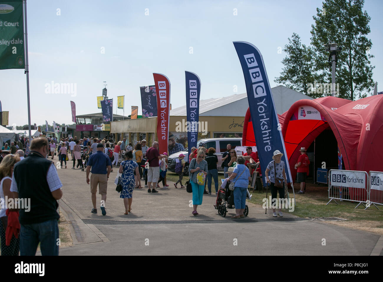 Harrogate, Großbritannien. 10. Juli 2018. BBC Flaggen während des Großen Yorkshire Tag zeigen 2018 gesehen. Die großen YORKSHIRE zeigen Juli, 2018 Die Große Yorkshire Show ist eine legendäre dreitägige Veranstaltung und eine der größten landwirtschaftlichen Veranstaltungen in der englischen Kalender. Jedes Jahr werden mehr als 130.000 Besucher und über 8.500 Tiere laufen auf der großen Yorkshire Showground in Harrogate zu konkurrieren, Kontakte knüpfen und Feiern. Credit: Rahman Hassani/Alamy leben Nachrichten Stockfoto