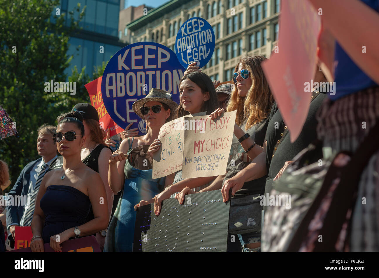 New York, USA. 10. Juli 2018. Pro-choice-Aktivisten versammeln sich in Union Square Park in New York am Dienstag, 10. Juli 2018 die Nominierung von Gerechtigkeit Brett Kavanaugh von Präsident Trumpf vor dem Obersten Gericht der Sitz besetzt durch den abgebenden Gerechtigkeit Anthony Kennedy zu füllen, zu protestieren. Die Organisatoren, dass Kavanaugh auch in seinen Ansichten konservativ war, und dass das Gericht würde der Schutz im Rahmen des Roe v. Wade Entscheidung gesammelten erodieren. (Â© Richard B. Levine) Credit: Richard Levine/Alamy leben Nachrichten Stockfoto