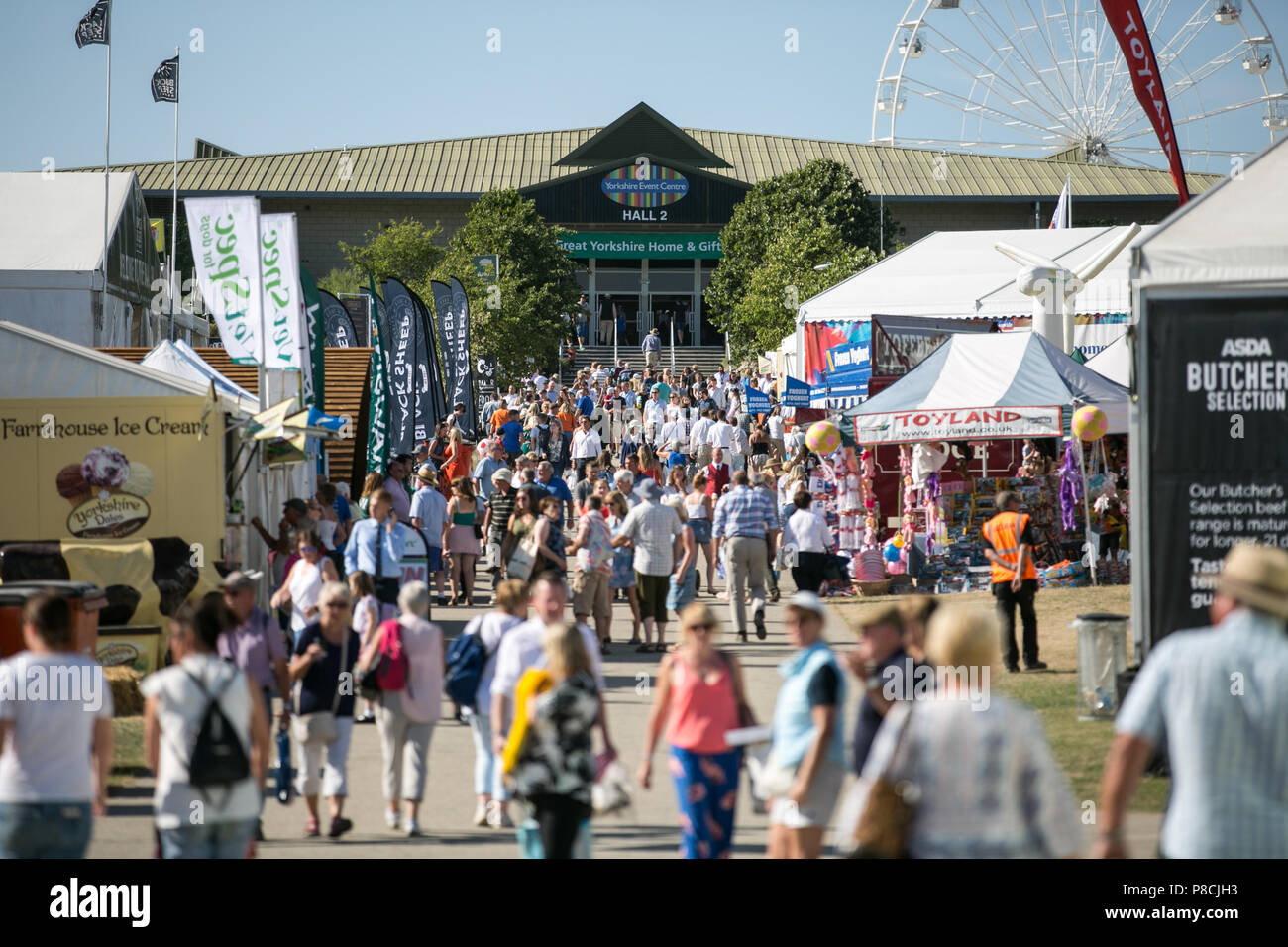 Harrogate, Großbritannien. 10. Juli 2018. Die Menschen während des Großen Yorkshire Tag zeigen 2018 gesehen. Die großen YORKSHIRE zeigen Juli, 2018 Die Große Yorkshire Show ist eine legendäre dreitägige Veranstaltung und eine der größten landwirtschaftlichen Veranstaltungen in der englischen Kalender. Jedes Jahr werden mehr als 130.000 Besucher und über 8.500 Tiere laufen auf der großen Yorkshire Showground in Harrogate zu konkurrieren, Kontakte knüpfen und Feiern. Credit: Rahman Hassani/Alamy leben Nachrichten Stockfoto