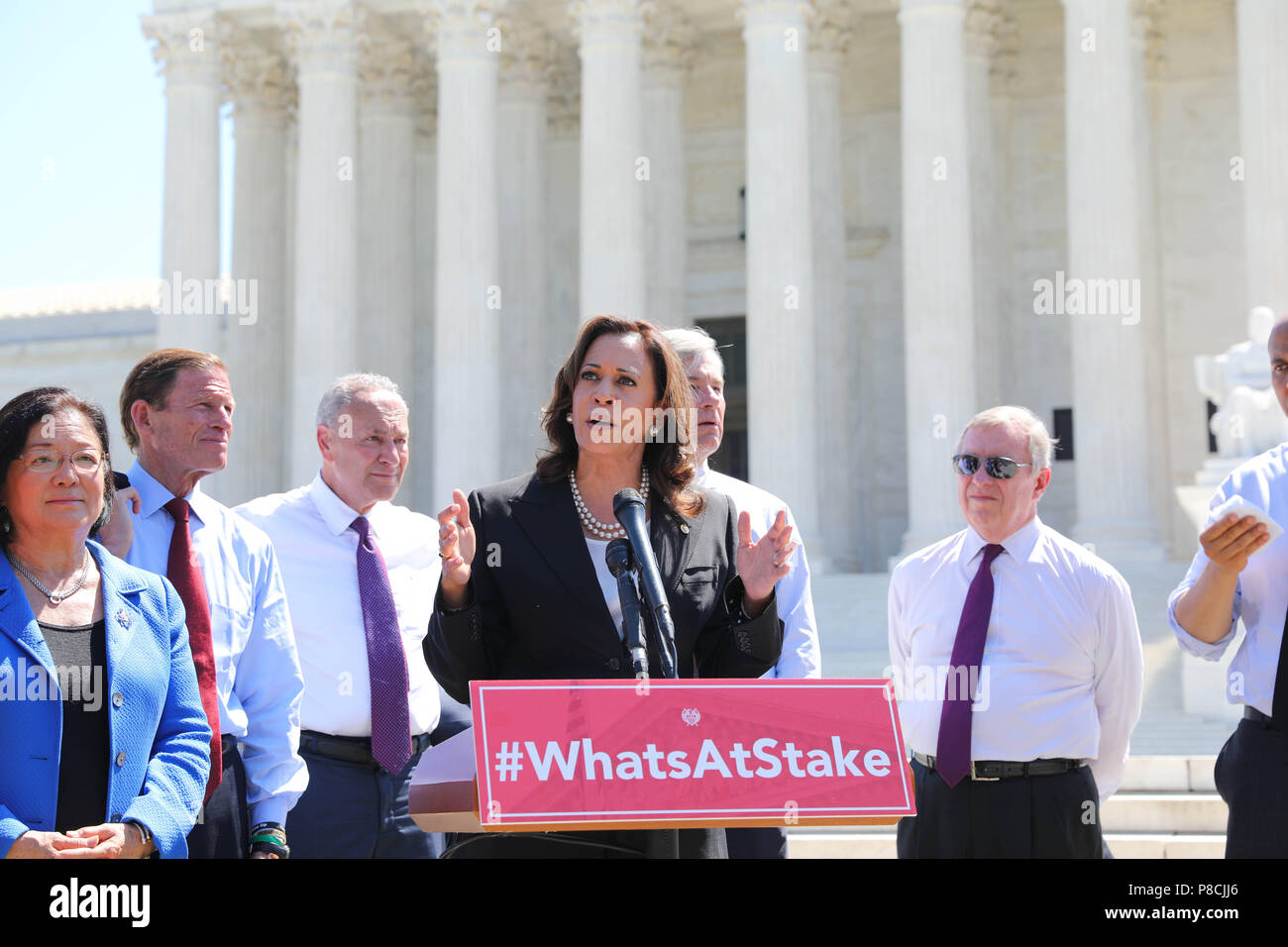 Washington, USA. 10. Juli 2018. Der US-Senator Kamala Harris von Kalifornien, Mitte, die von den Kolleginnen und demokratische Senatoren verbunden, spricht mit den Medien auf den Stufen des Supreme Court gegen die Nennung des Richters Brett Kavanaugh Juli 10, 2018 in Washington, DC. Kavanaugh wurde von Präsident Donald Trump nominiert zu ersetzen zurückziehen Gerechtigkeit Anthony Kennedy. Credit: Planetpix/Alamy leben Nachrichten Stockfoto