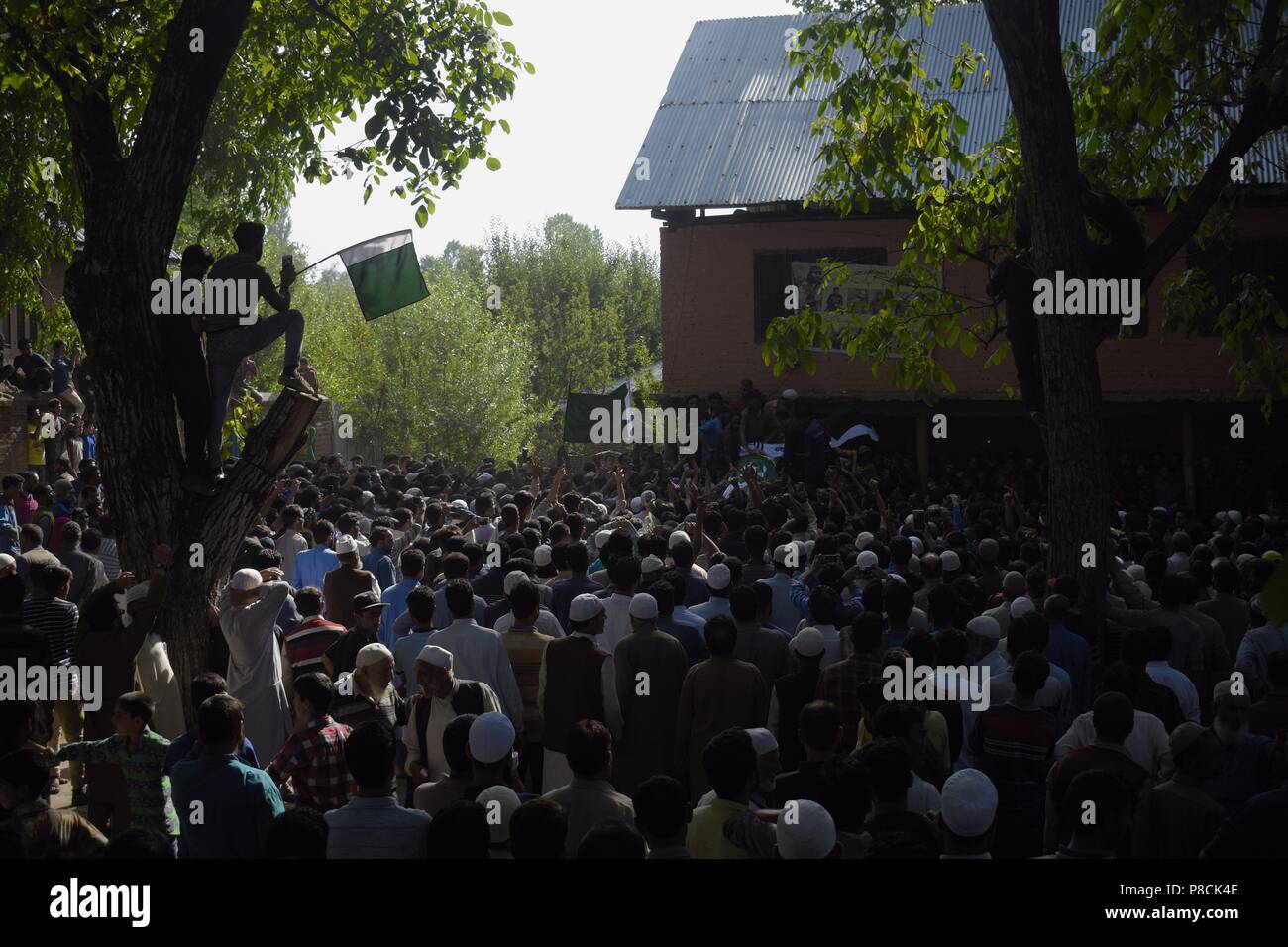 Juli 10, 2018 - Shopian, Kaschmir, Indien - Pro-Freiheit und anti-Indien Slogans von der Trauergemeinde während der trauerzug eines 18-Jahr-alten Jugend nämlich Tamsheel Khan, ein 9. Klasse Schüler, der auch von den Regierungstruppen bei Zusammenstößen in der Nähe der Schießerei Website getötet wurde. Zwei Rebellen nämlich Sameer Ahmad Sheikh lokaler und Babar aus Pakistan in Shopian Begegnung getötet wurden. Mehr als 50 Menschen erlitten Verletzungen während der intensiven Auseinandersetzungen zwischen Regierungstruppen und Demonstranten in der Nähe von Begegnung am Kundalan Dorf südlich von Kaschmir Shopian Bezirk, Indian-Administered - Kaschmir am Tuesda Stockfoto