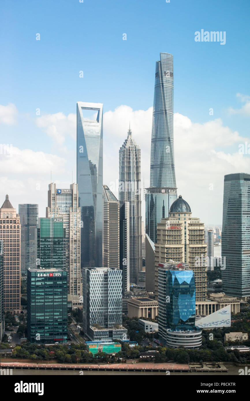 Shanghai, Shanghai, China. 11. Juli 2018. Shanghai, China - Zahlreiche Wolkenkratzer entlang dem Fluss Huangpu am Bund in Shanghai, China, gesehen werden. Credit: SIPA Asien/ZUMA Draht/Alamy leben Nachrichten Stockfoto