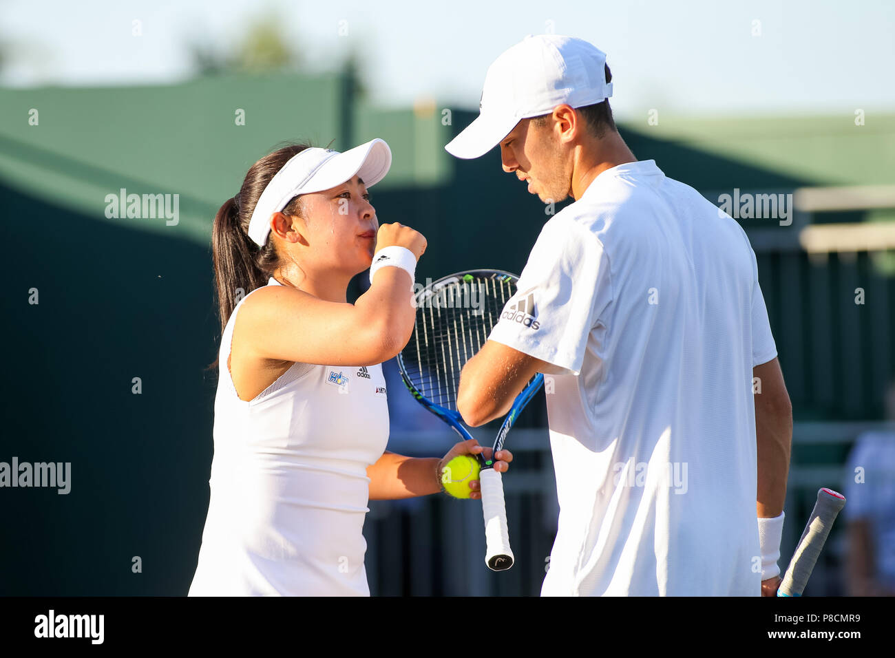 London, Großbritannien. 11. Juli 2018. (R-L) Ben McLachlan, Eri Hozumi (JPN) Tennis: (R-L) Ben McLachlan und Eri Hozumi von Japan während der Mischung verdoppelt die dritte Runde von Wimbledon Lawn Tennis Championships gegen Jean-Julien Rojer und Demi Schuurs der Niederlande bei den All England Lawn Tennis und Croquet Club in London, England. Quelle: LBA/Alamy leben Nachrichten Stockfoto