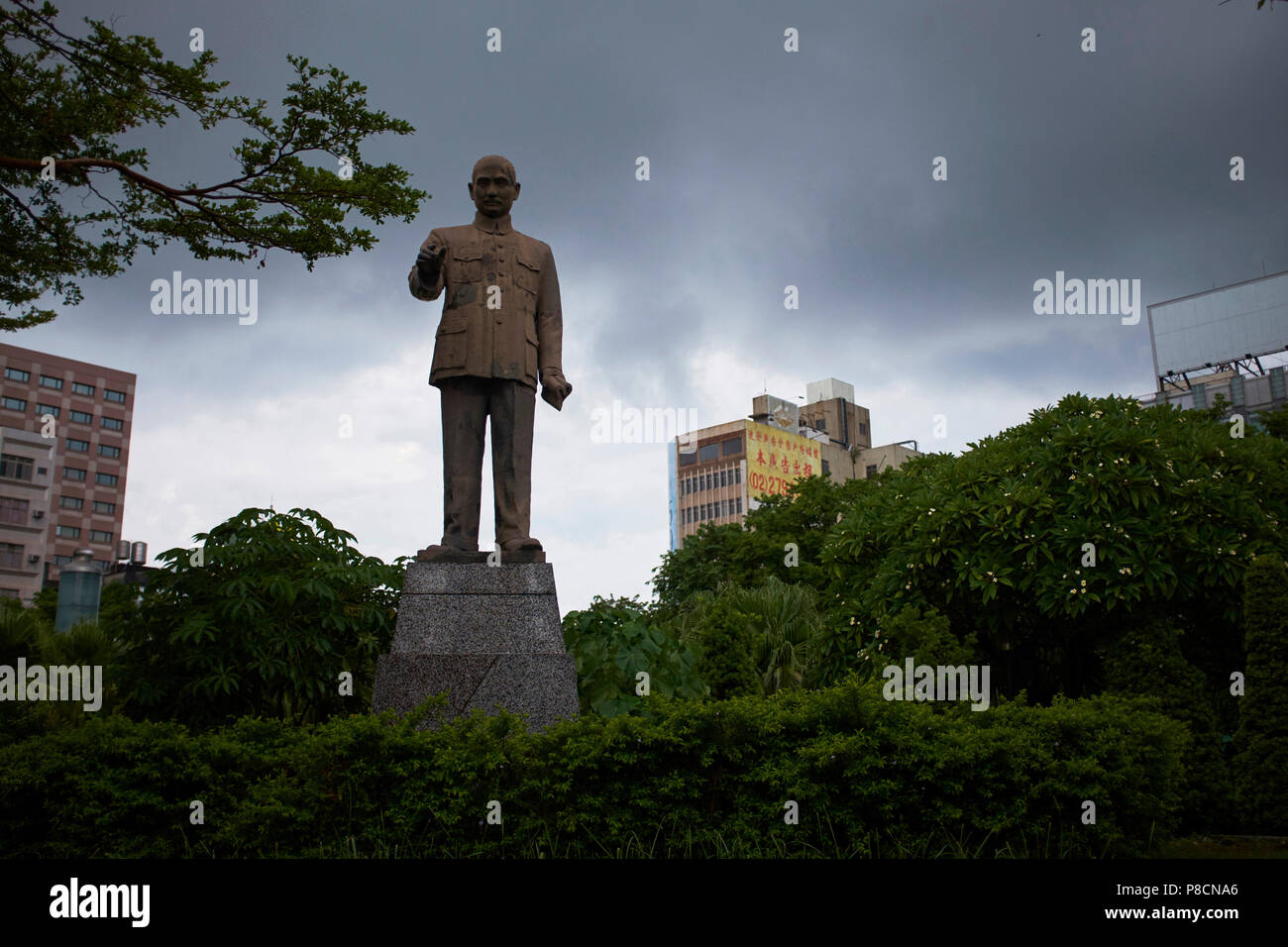 Nur wenige Meter vom 228 Memorial Park in Kaohsiung, eine riesige Statue von Sun Yat-sen hat. Der Vorfall 228 bezieht sich auf den 28. Februar Massaker 1947 der Taiwanesischen von Chinesischen Nationalistischen Truppen. Zehntausende von Taiwanesischen wurden während der sogenannten Weißen Terror Tage unter der Herrschaft der Kuomintang getötet - Die Chinesische Nationalistische Partei. November 2, 2017 Quelle: Nicolas Datiche/LBA/Alamy leben Nachrichten Stockfoto