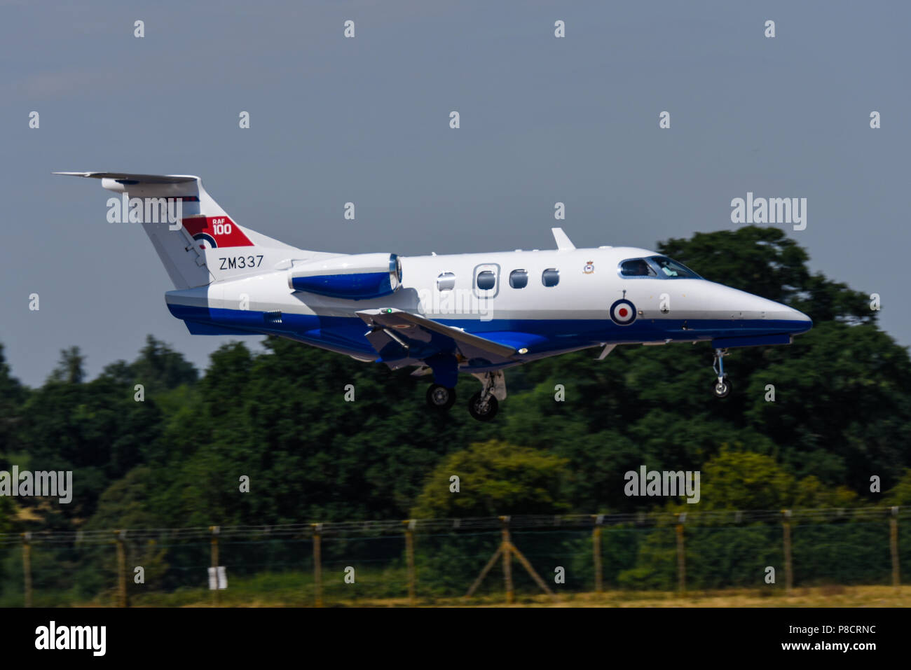 Royal Air Force Embraer EMB-500 Phenom 100 ZM 337 Flugzeug mit RAF 100 Logo an der Royal International Air Tattoo, RIAT 2018, RAF Fairford, Gloucestershire, VEREINIGTES KÖNIGREICH Stockfoto