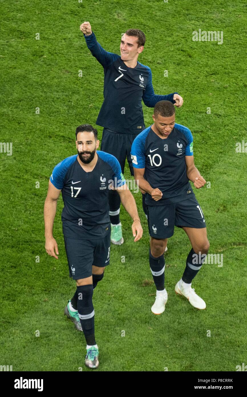 St Petersburg Russland 11 Juli 2018 Adil Rami Links Fra Antoine Griezmann Mi Fra Und Kylian Mbappe Fra Sind Glucklich Uber Den Sieg Jubel Jubel Jubeln Freude Jubel Jubel Feiern Endgultige Vollstandige