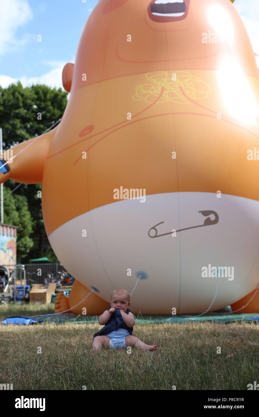Aktivisten stellen ihre 'Trumpf Baby' Ballon zu den Medien in London, den 10. Juli 2018. Nachdem alle Behörden einschließlich der Londoner Bürgermeister Sadiq Khan haben ihre Berechtigung, die sechs Meter hohe Ballon wird über das Londoner Parlament Platz während der Proteste gegen den US Präsidenten Besuch am Freitag Fliegen gegeben, 13. Juli 2018. | Verwendung weltweit Stockfoto