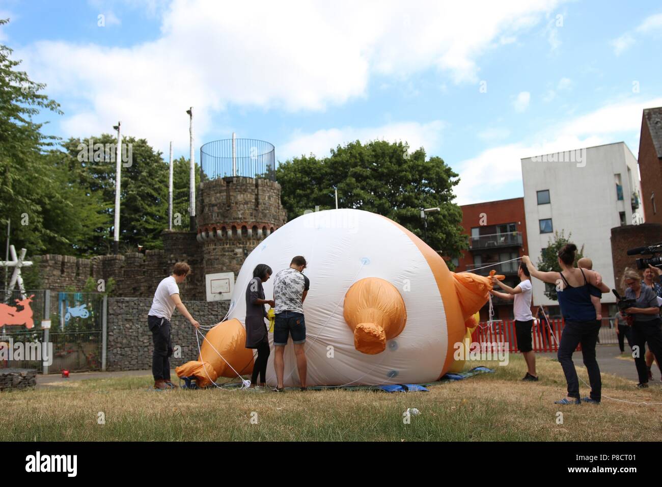 Aktivisten stellen ihre 'Trumpf Baby' Ballon zu den Medien in London, den 10. Juli 2018. Nachdem alle Behörden einschließlich der Londoner Bürgermeister Sadiq Khan haben ihre Berechtigung, die sechs Meter hohe Ballon wird über das Londoner Parlament Platz während der Proteste gegen den US Präsidenten Besuch am Freitag Fliegen gegeben, 13. Juli 2018. | Verwendung weltweit Stockfoto