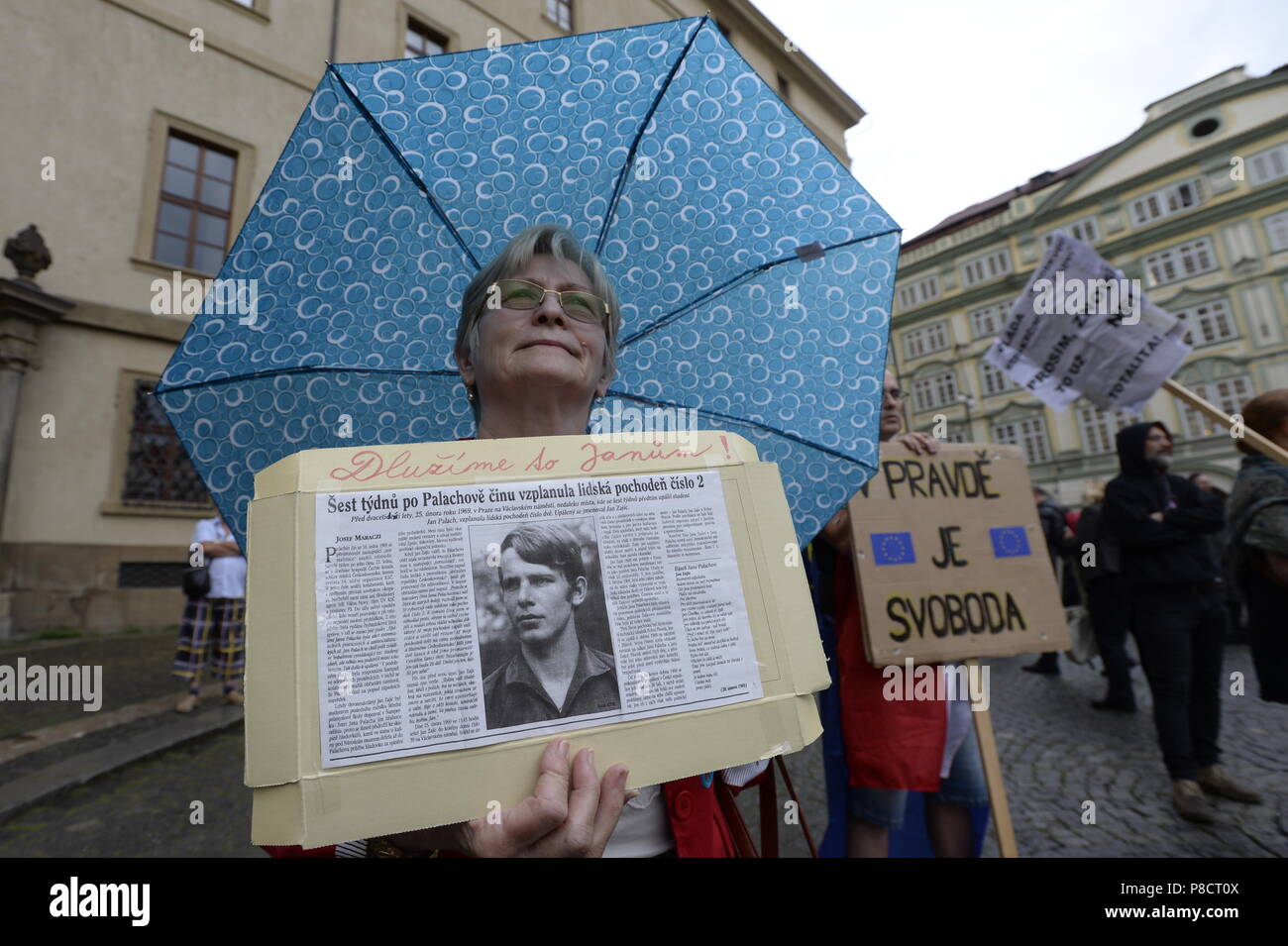 Prag, Tschechische Republik. 11. Juli 2018. Ein Protest der AUVA Gruppe gegen die Regierung, unterstützt von den Kommunisten, in Prag, Tschechische Republik, am 11. Juli 2018, in einer Zeit der Abgeordnetenkammer Sitzung auf das Vertrauen in die Minderheitsregierung von ANO und Zsva. Credit: Katerina Sulova/CTK Photo/Alamy leben Nachrichten Stockfoto