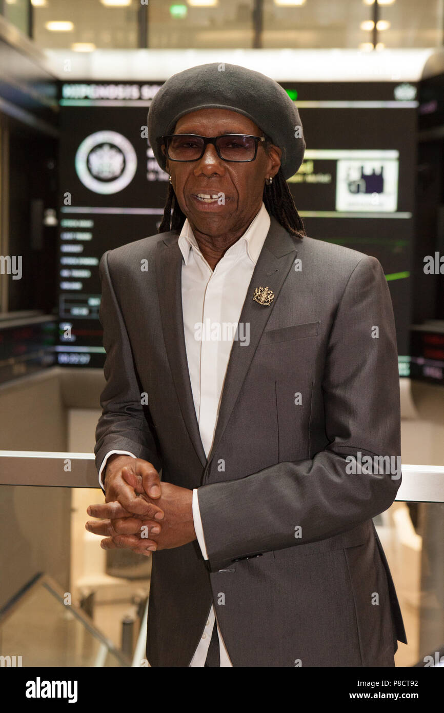 London, Großbritannien. 11. Juli 2018. Nile Rodgers und Business Manager Merck Mercuriadis der Londoner Börse besucht heute ihre Firma Hipgnosis Songs zu schweben. Rodgers ist ein Mitglied im Beirat und Mercuriadis ist der CEO und Gründer. Credit: Anna Watson/Alamy leben Nachrichten Stockfoto