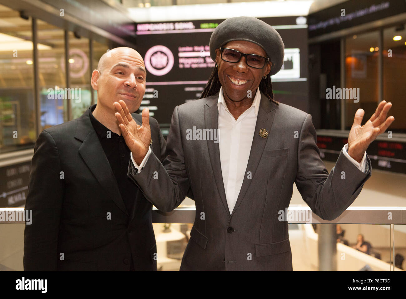 London, Großbritannien. 11. Juli 2018. Nile Rodgers und Business Manager Merck Mercuriadis der Londoner Börse besucht heute ihre Firma Hipgnosis Songs zu schweben. Rodgers ist ein Mitglied im Beirat und Mercuriadis ist der CEO und Gründer. Credit: Anna Watson/Alamy leben Nachrichten Stockfoto