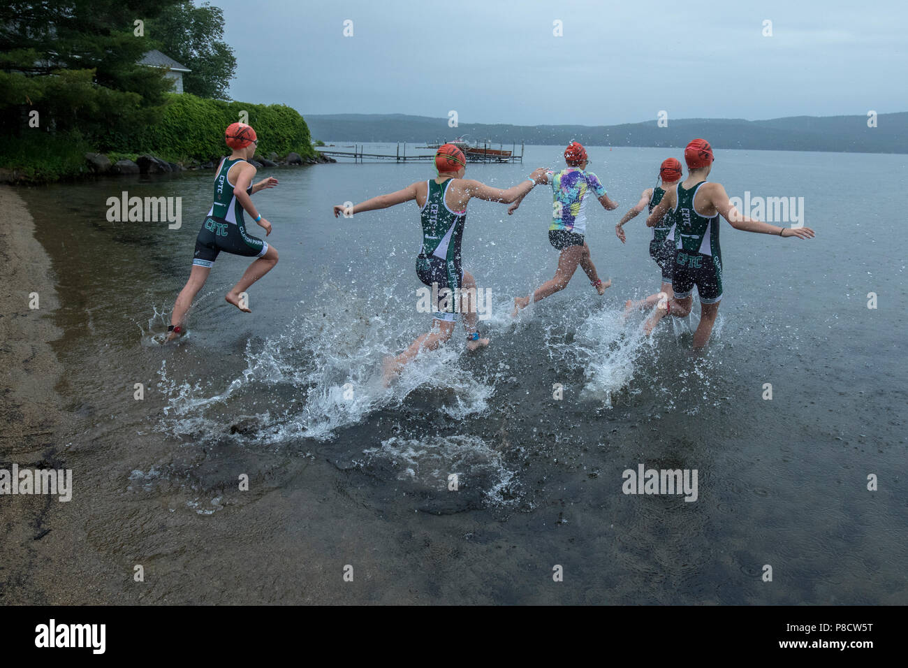 Start der Schwimmen Segment der 2018 12-17 Gruppe Haag Ausdauer Triathlon Kid's Festival Stockfoto