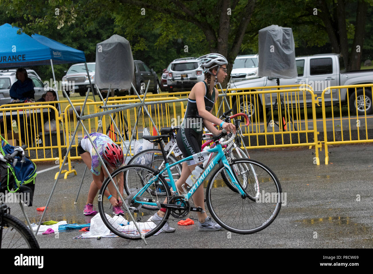 Schwimmen, Radfahren, Übergang der 2018 12-17 Gruppe Haag Ausdauer Triathlon Kid's Festival Stockfoto