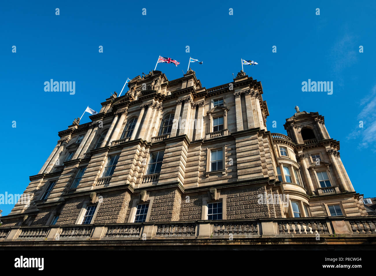 Blick auf das ehemalige Hauptquartier der Bank von Schottland auf dem Damm in Edinburgh, Schottland, Großbritannien Stockfoto