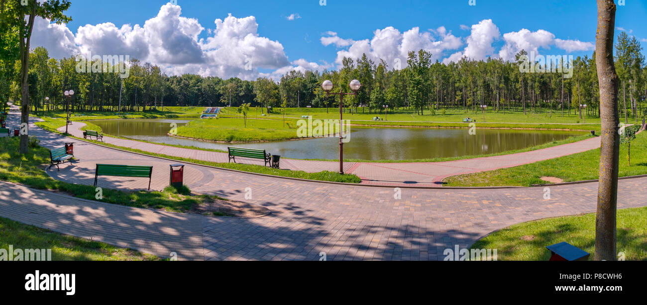 Eine kleine dekorative See mit einer Insel, auf der es vor dem Hintergrund der grünen Park Zone. Für ihr Design Stockfoto