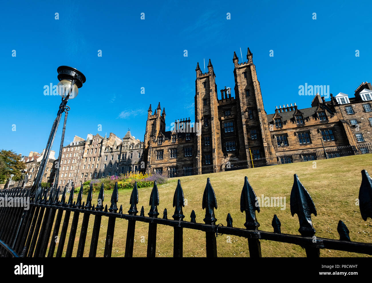 Blick auf den Damm mit New College der Universität von Edinburgh nach hinten in Edinburgh, Schottland, Großbritannien Stockfoto