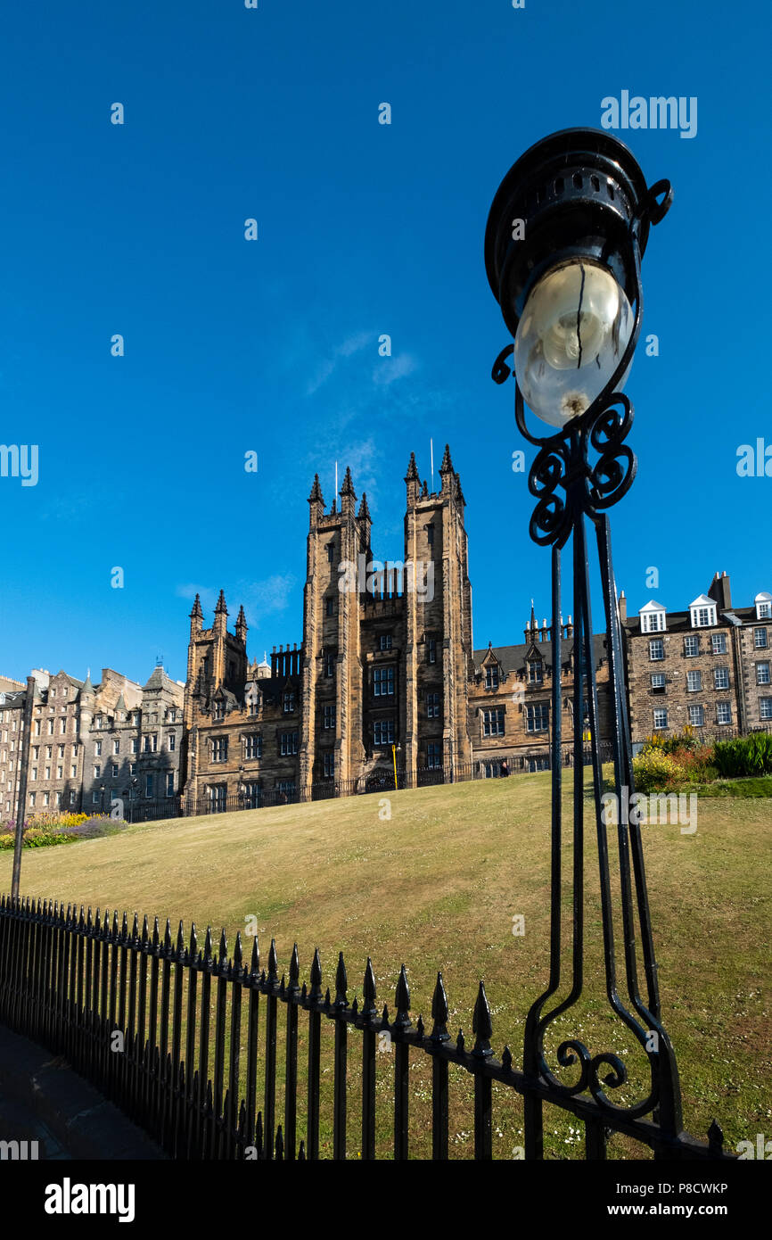 Blick auf den Damm mit New College der Universität von Edinburgh nach hinten in Edinburgh, Schottland, Großbritannien Stockfoto