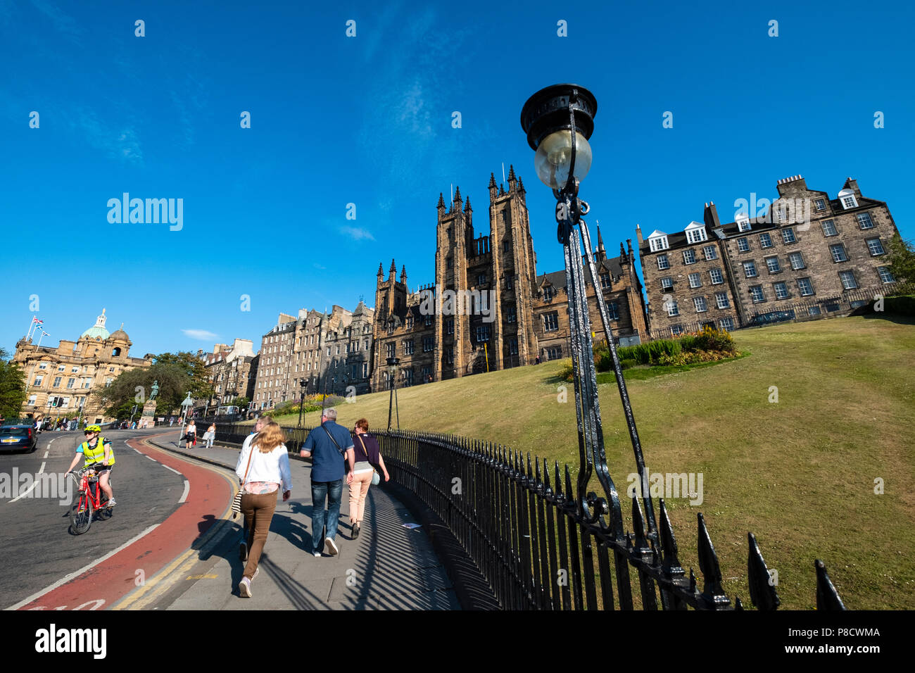 Blick auf den Damm mit New College der Universität von Edinburgh nach hinten in Edinburgh, Schottland, Großbritannien Stockfoto