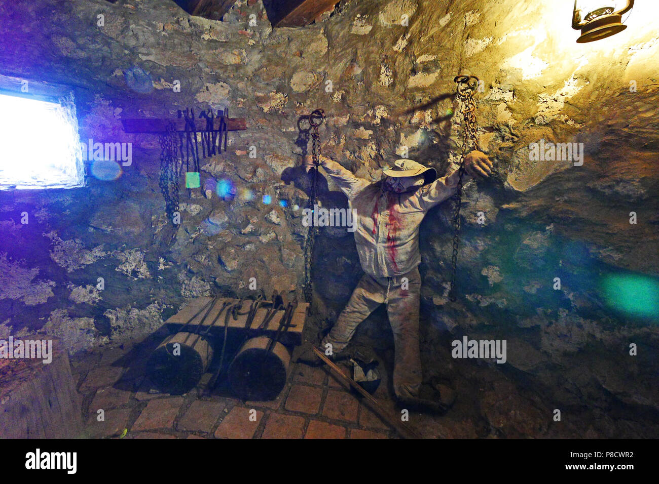 Museum Folterkammer mit ein Bild von einem Mann in Ketten auf einer Steinmauer Hintergrund. Für ihr Design Stockfoto