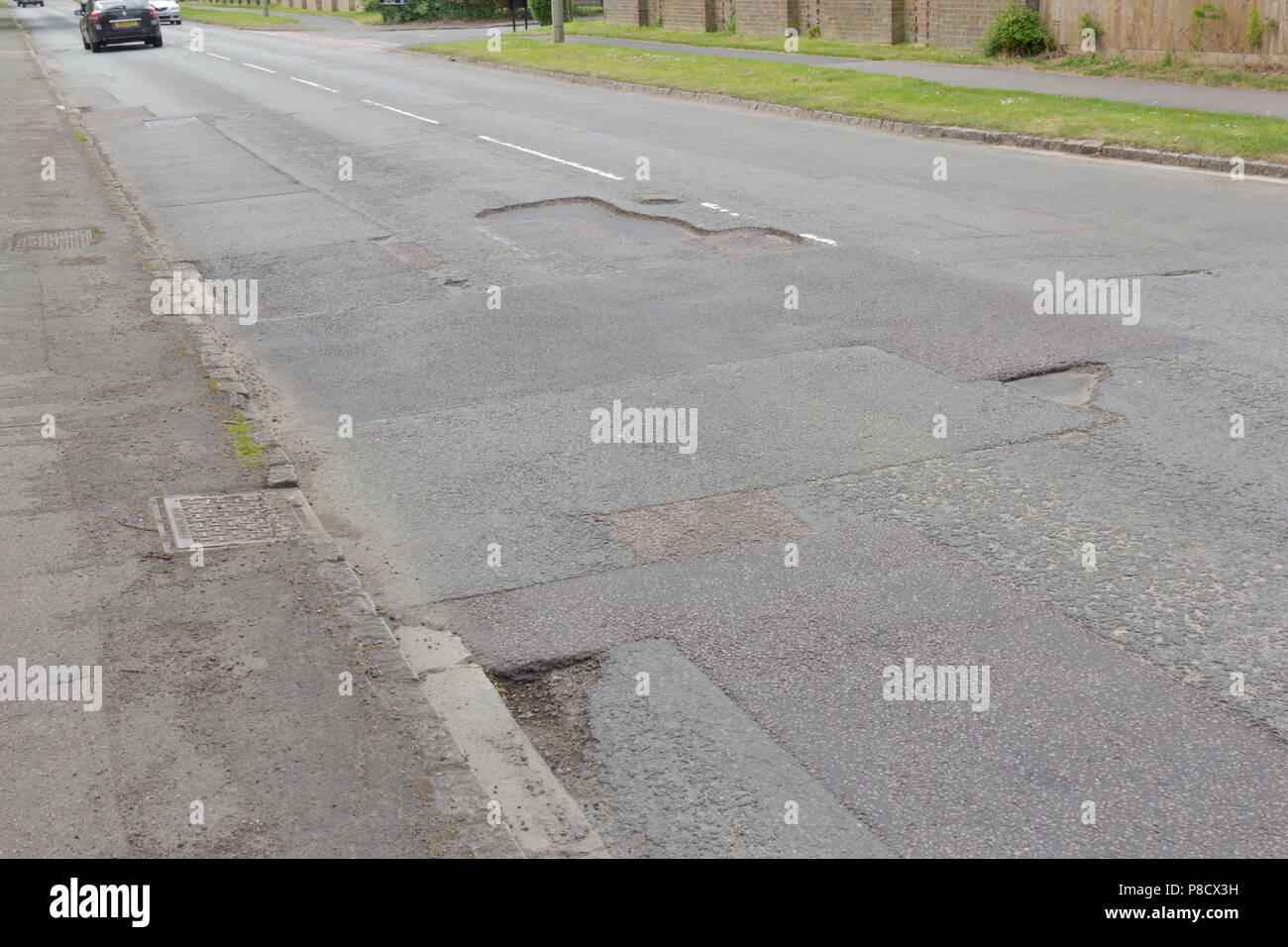 Schlaglöcher in Städte, Oxfordshire UK. 13. Mai 2018. UK Wetter: Schlaglöcher in West Oxfordshire, mehrere Schlaglöcher auf den Straßen von Oxfordshire. Stockfoto