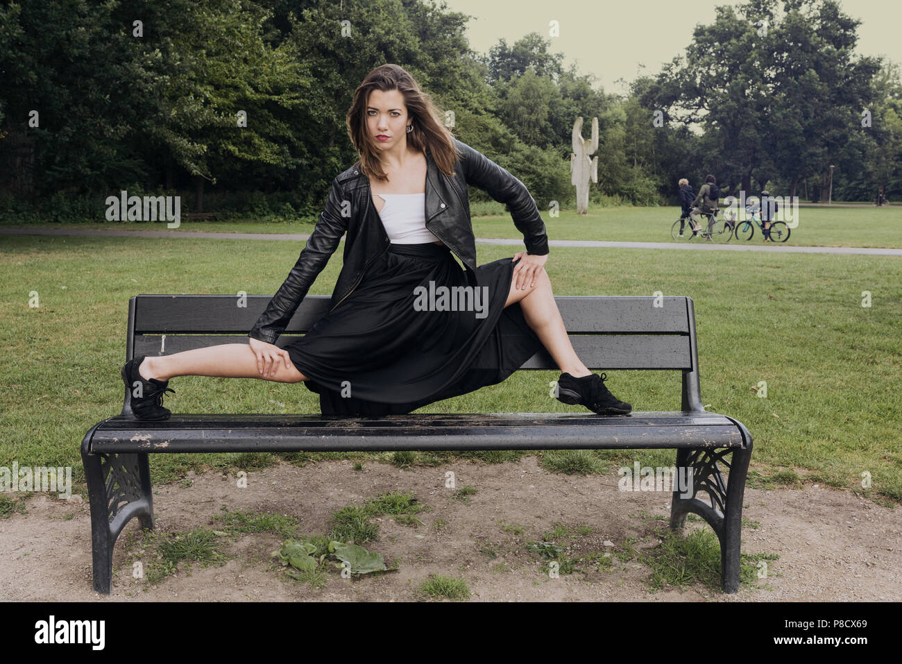 Junge Frau Zu Tun Krafttraining Auf Einer Bank Im Park Amsterdam