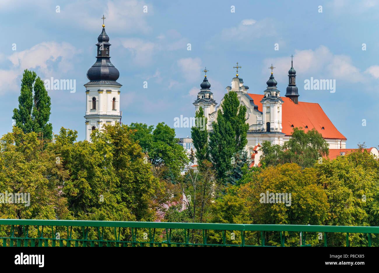 Die schwarze Kuppeln der Kirche hinter den Bäumen versteckt/ unter den Strahlen der Sommersonne. Für ihr Design Stockfoto