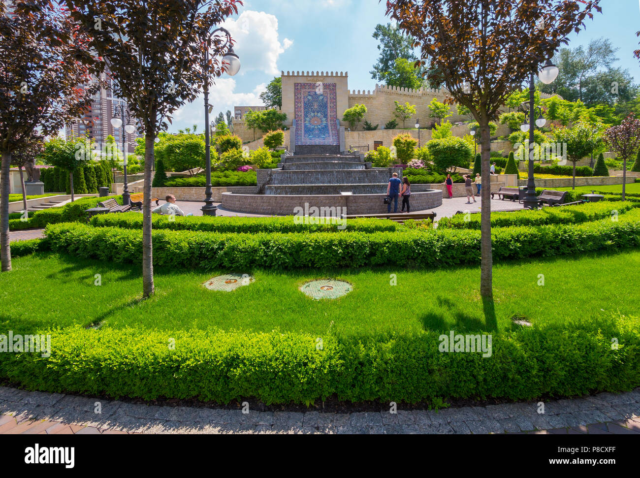 Ein Springbrunnen in der Nähe der Wand mit einem Mosaik in der schönen grünen Quadrat der Heydar Aliyev. Kiew. In der Ukraine. Für ihr Design Stockfoto