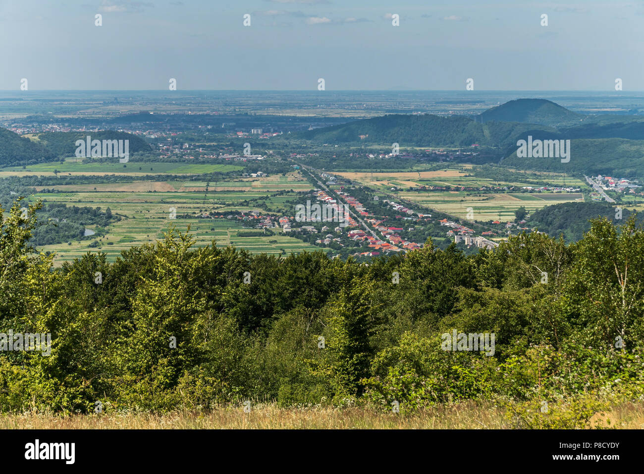 Ein Panorama der transkarpatischen Städten und Gemeinden der Abstand zwischen den grünen Hügeln. Für ihr Design Stockfoto