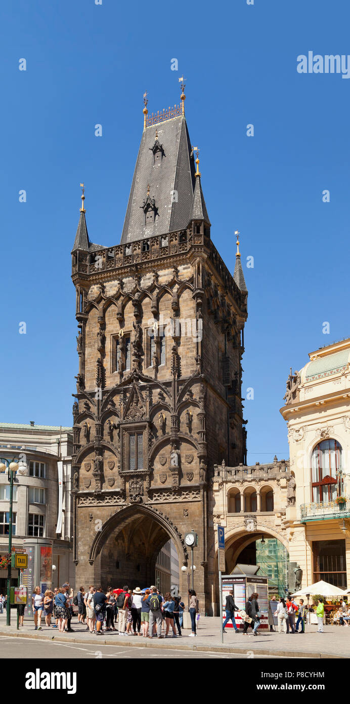 Pulverturm (Prašná Brána). Die Prager Altstadt Tschechische Republik Stockfoto