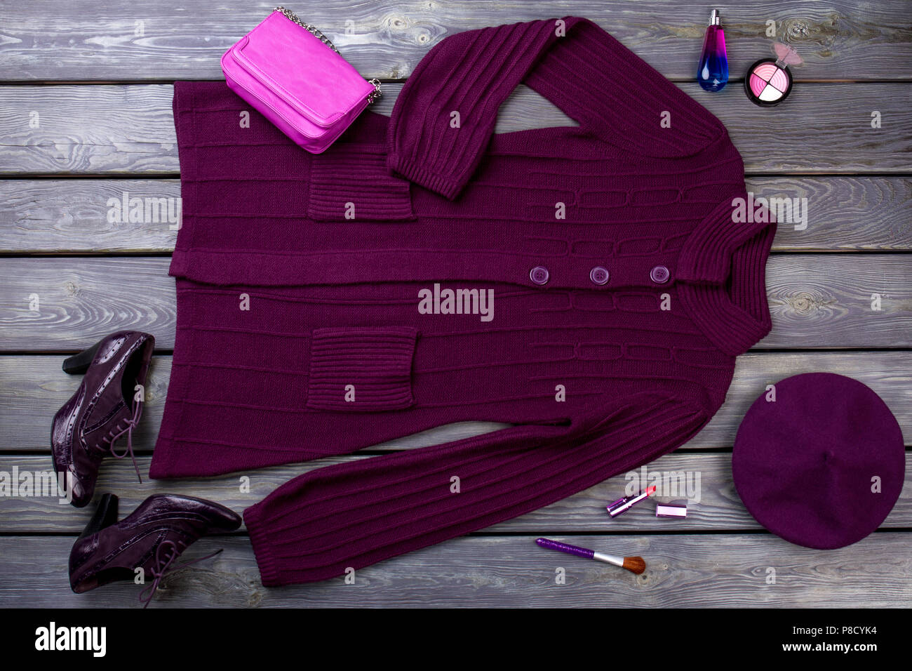 Wesentliche lila Kleidung und Accessoires. Stockfoto
