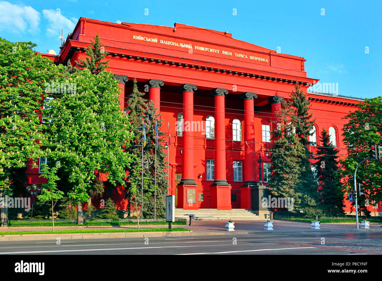 Der zentrale Eingang mit schönen roten Spalten zu den berühmtesten Universität der Ukraine. Kiev National Taras Shevchenko University, Kiew, Ukraine. F Stockfoto