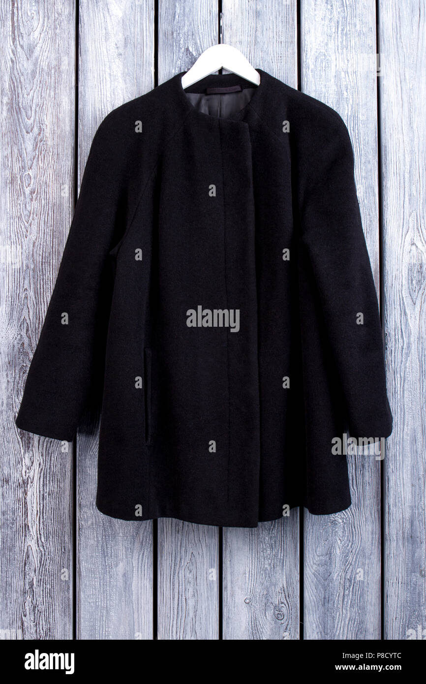 Schwarze Strickjacke auf Aufhänger. Stockfoto