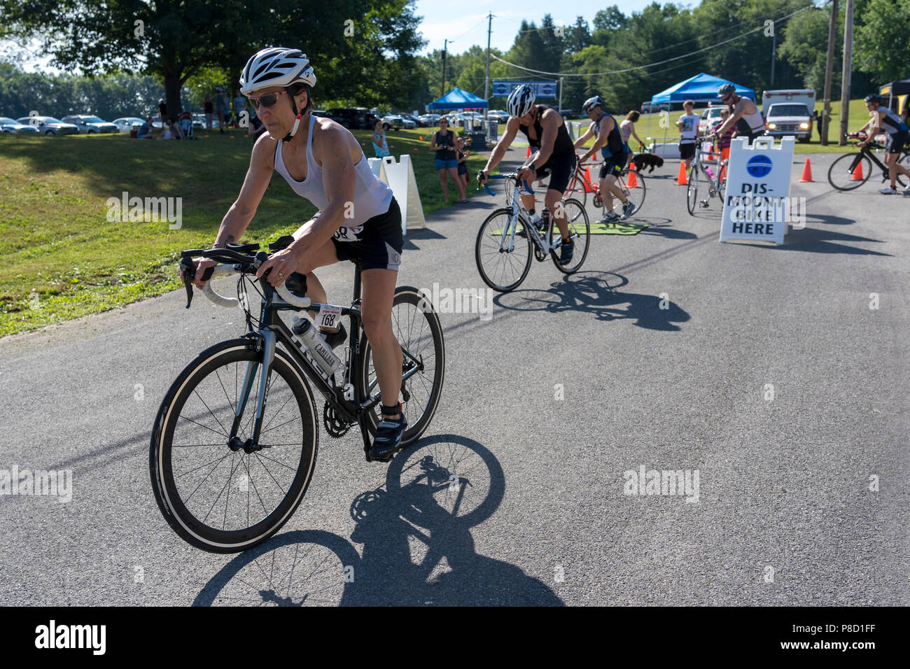 Joanne Shurter competiting in der Bike Segment in der 2018 Stissing Triathlon Stockfoto