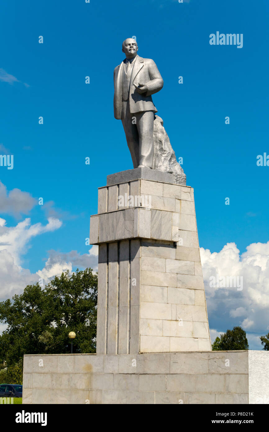 Das Denkmal der historischen Person V.I. Lenin steht auf einem hohen Sockel gegen den blauen Himmel. Eine der häufigsten Denkmäler auf der teritory von Stockfoto