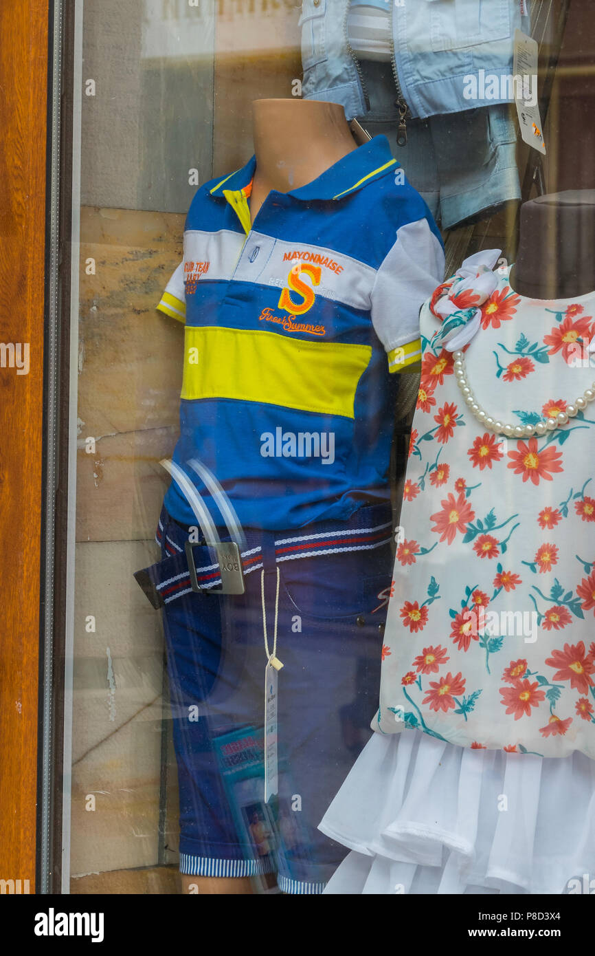 Glas shop Fenster mit kopflose Schaufensterpuppen in hell gekleidet. Für ihr Design Stockfoto