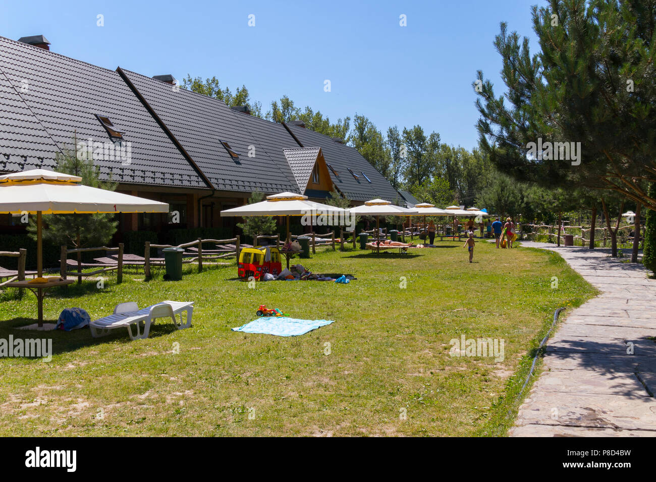 Cottages mit Panoramafenstern auf dem Dach mit Sonnenschirmen im Hof für Urlauber. Für ihr Design Stockfoto