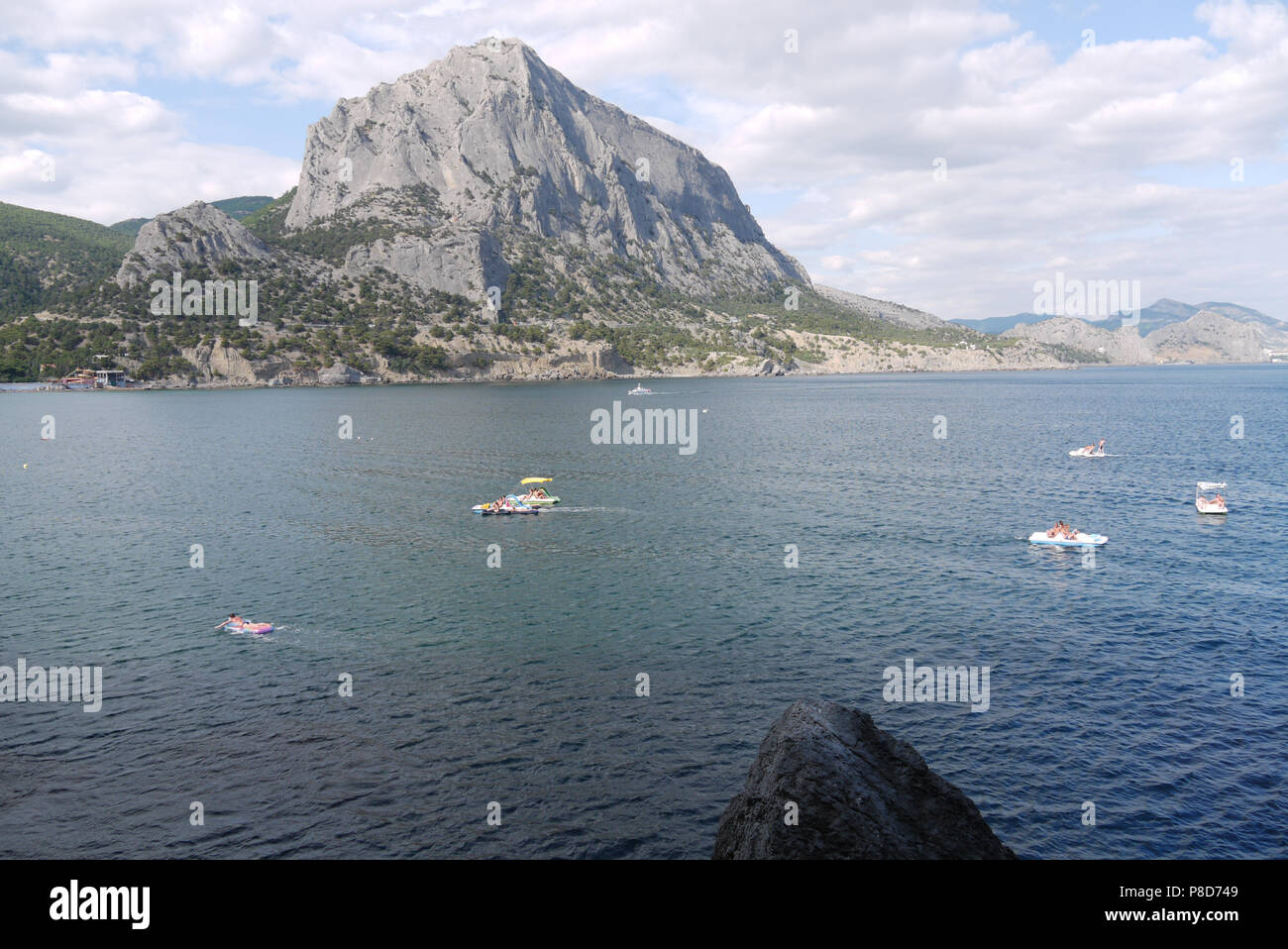 Touristen, schwimmend auf dem blauen Meer Oberfläche auf Yachten, Katamarane und aufblasbaren Matratzen. Für ihr Design Stockfoto