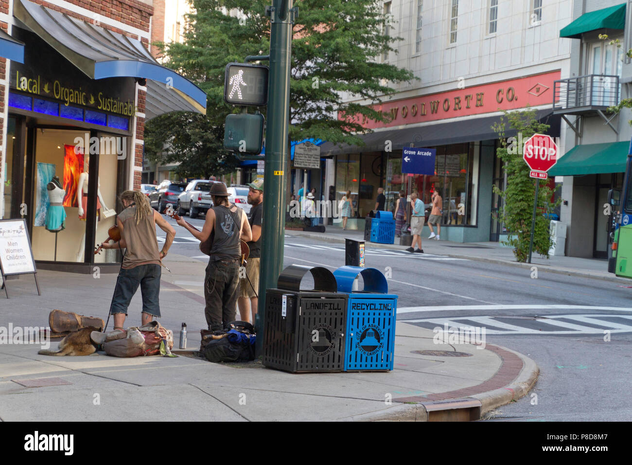 ASHEVILLE, NORTH CAROLINA, 17. AUGUST 2017: Editorial Bild einer Straße in der Innenstadt von Asheville, ein beliebtes Reiseziel, einschließlich Woolworth Stockfoto