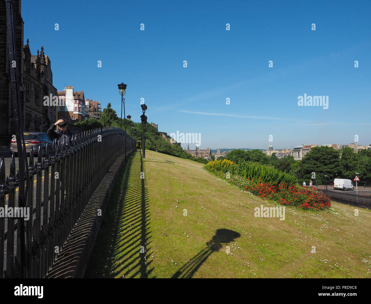 EDINBURGH, Großbritannien - ca. Juni 2018: Der Damm künstlichen Hügel zwischen der neuen und der alten Stadt Stockfoto