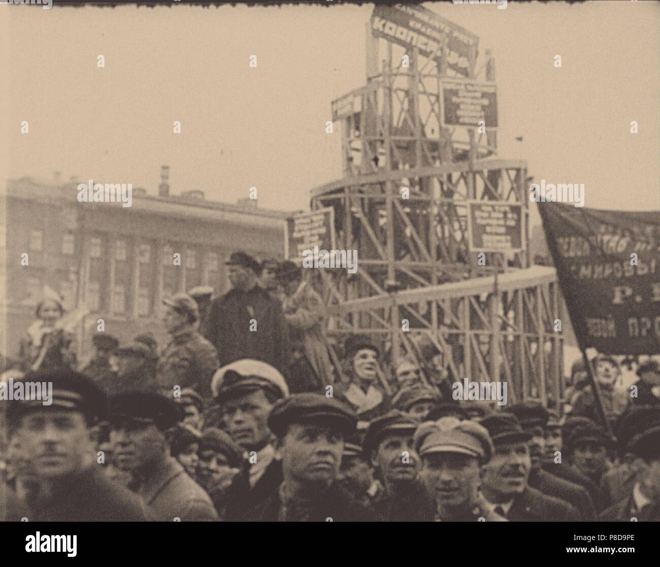 Parade mit einem Modell von Wladimir Tatlins Monument der Dritten Internationale am Tag der Feier im Jahre 1925. Museum: Russische Staatliche Archiv der Literatur und Kunst, Moskau. Stockfoto
