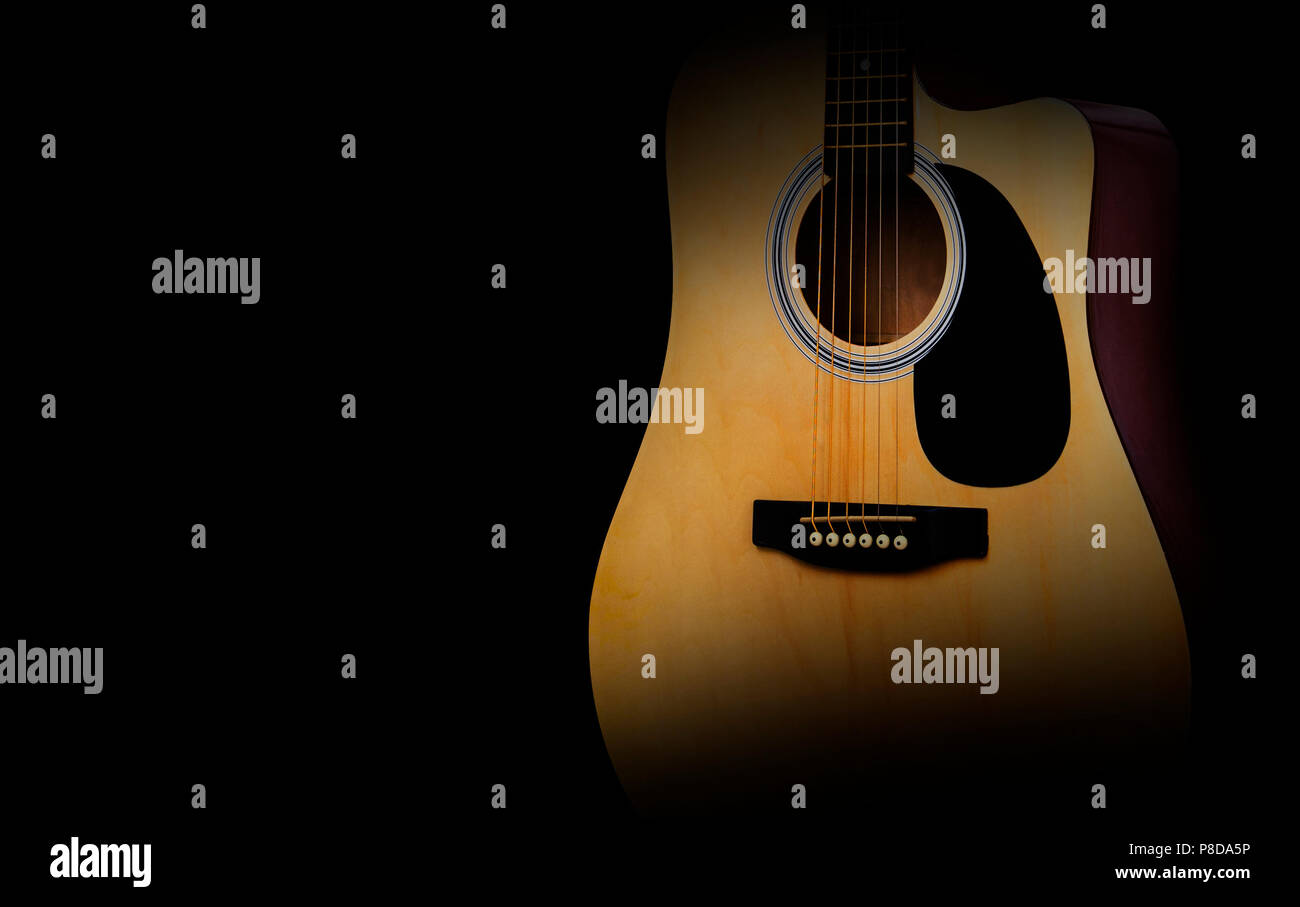 Teil der akustischen Gitarre auf alten schwarzen Hintergrund Stockfoto