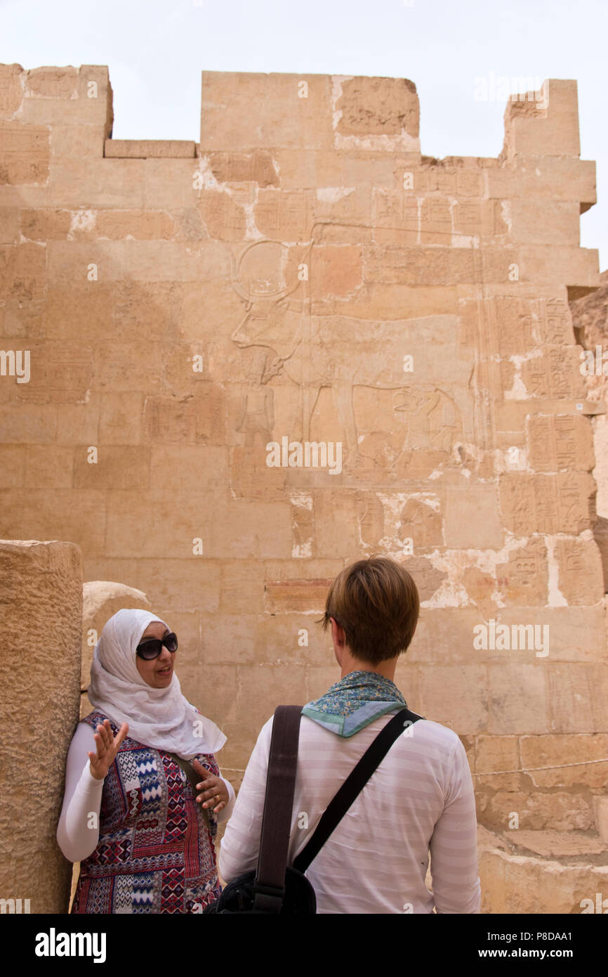 Eine Frau touristische hört einen Tour Guide an der Totentempel der Hatschepsut, der zweite weibliche Pharao, Luxor, Ägypten. Stockfoto