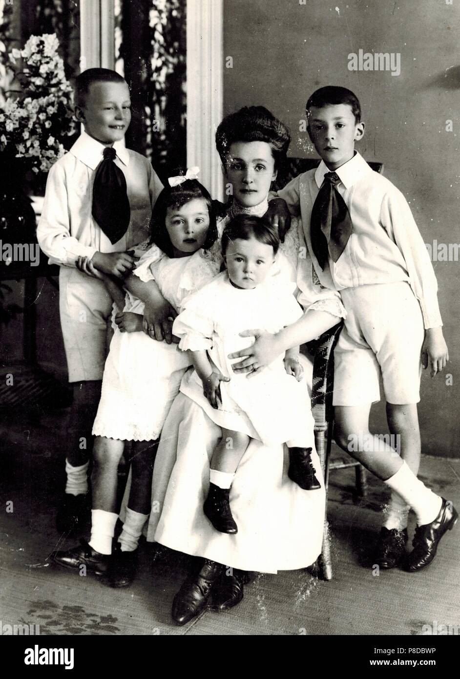 Elena Ivanovna Nabokova mit Kindern Sergei, Olga, Elena und Wladimir. Museum: private Sammlung. Stockfoto